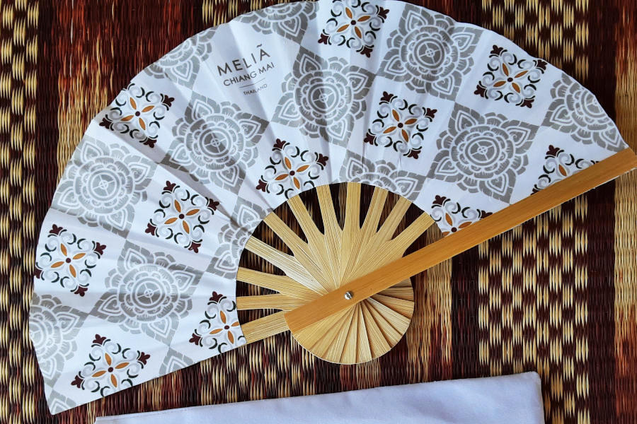 MELIA CHIANG MAI – พิมพ์ดิจิทัล บนผ้าไมโครไฟเบอร์ โครงสีธรรมชาติ พัดเส้นผ่านศูนย์กลาง 41 ซ.ม. Melia Chiang Mai – พิมพ์ดิจิทัล บนผ้าไมโครไฟเบอร์ โครงสีธรรมชาติ พัดเส้นผ่านศูนย์กลาง 41 ซ.ม.