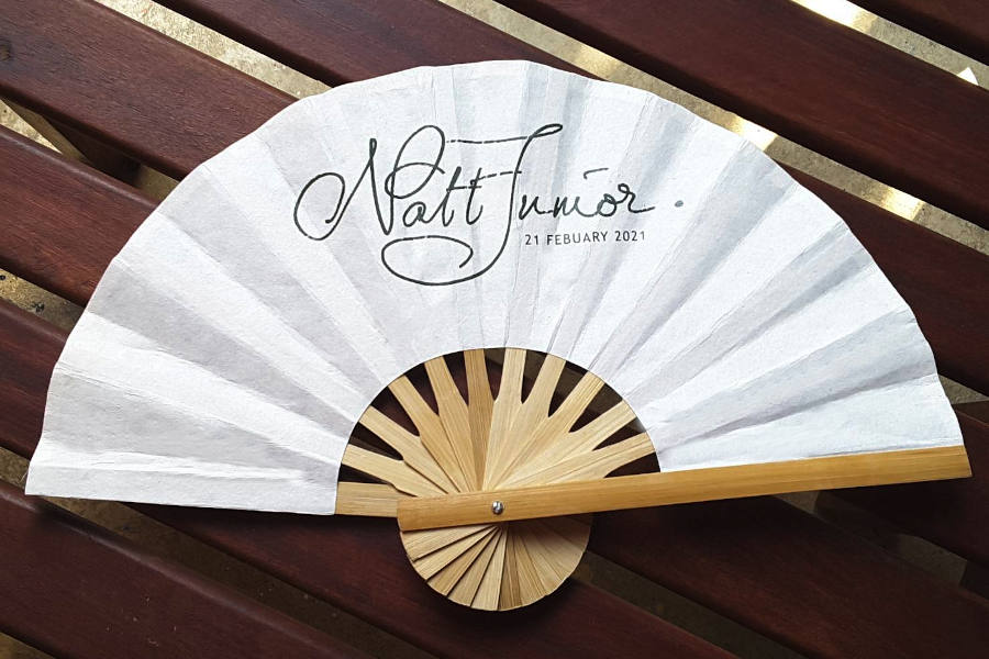 NATT JUNIOR - สกรีนโลโก้หนึ่งสีบนพัดกระดาษสาสีขาวออฟไวท์ โครงสีธรรมชาติ ขนาดพัดเส้นผ่านศูนย์กลาง 41 ซ.ม. Natt Junior - สกรีนโลโก้หนึ่งสีบนพัดกระดาษสาสีขาวออฟไวท์ โครงสีธรรมชาติ ขนาดพัดเส้นผ่านศูนย์กลาง 41 ซ.ม.