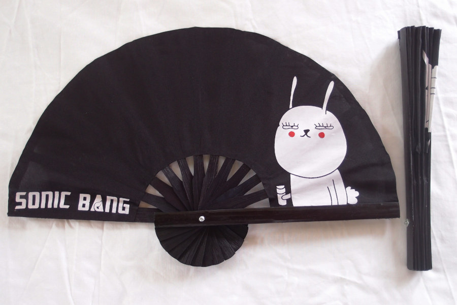 SONIC BANG - สกรีนโลโก้สองสี บนพัดผ้าไหมเทียมสีดำ โครงพัดสีดำ ขนาดพัดเส้นผ่านศูนย์กลาง 41 ซ.ม. Sonic Bang - สกรีนโลโก้สองสี บนพัดผ้าไหมเทียมสีดำ โครงพัดสีดำ ขนาดพัดเส้นผ่านศูนย์กลาง 41 ซ.ม.