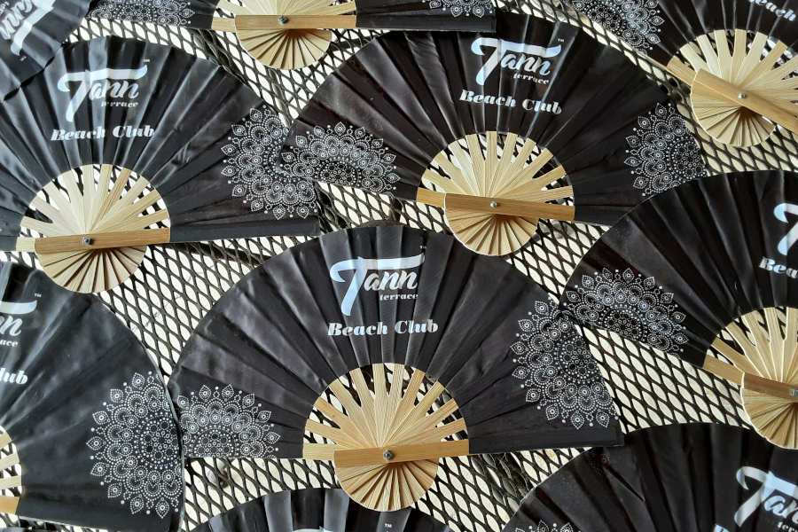 TANN TERRACE BEACH CLUB – พิมพ์ดิจิทัล ผ้าโพลีที พัดติดผ้าทั้งด้านหน้าและด้านหลัง โครงสีธรรมชาติ ขนาดพัดเส้นผ่านศูนย์กลาง 41 ซ.ม. Tann Terrace Beach Club – พิมพ์ดิจิทัล ผ้าโพลีที พัดติดผ้าทั้งด้านหน้าและด้านหลัง โครงสีธรรมชาติ ขนาดพัดเส้นผ่านศูนย์กลาง 41 ซ.ม.