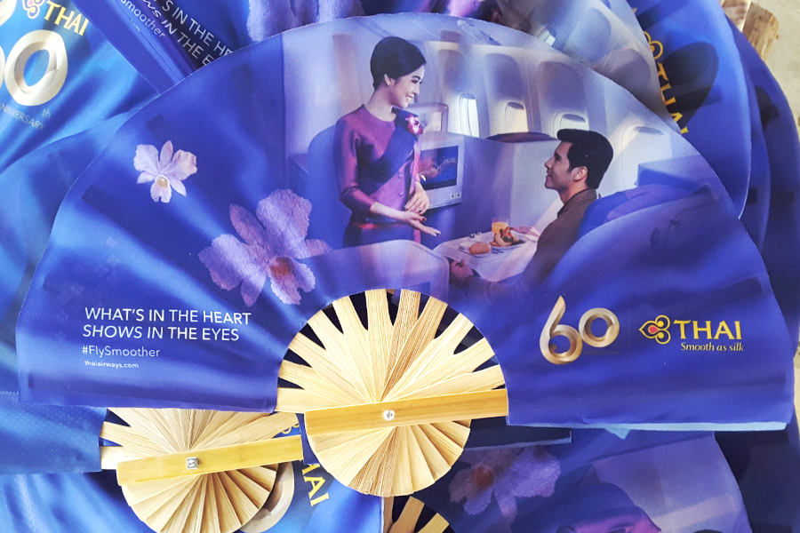การบินไทย – พิมพ์ดิจิทัล บนผ้าโพลีที พัดติดทั้งสองด้าน ขนาดพัดเส้นผ่านศูนย์กลาง 41 ซ.ม. การบินไทย – พิมพ์ดิจิทัล บนผ้าโพลีที พัดติดทั้งสองด้าน ขนาดพัดเส้นผ่านศูนย์กลาง 41 ซ.ม.